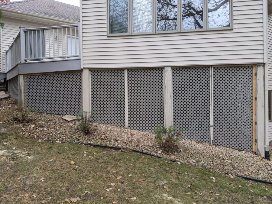 Read more about the article PVC lattice custom cut and fit on a severely angled landscape